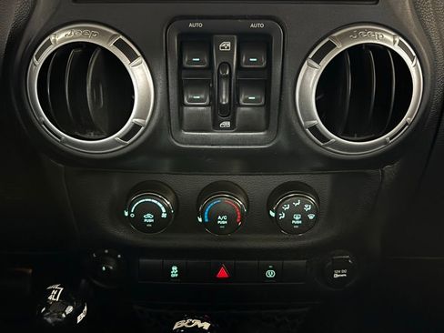 Used 2014 Jeep Wrangler Unlimited Rubicon w/ Max Tow Package AWD/4WD image 17