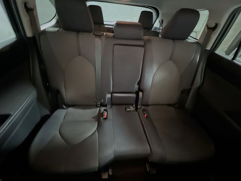 Used 2024 Toyota Highlander LE image 33