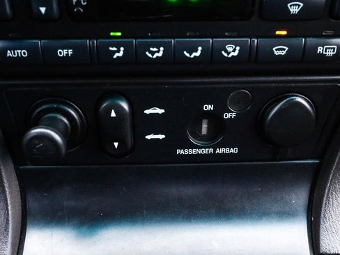 Used 2002 Ford Thunderbird image 21