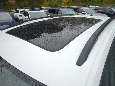 Certified 2022 Volkswagen Atlas SE image 4