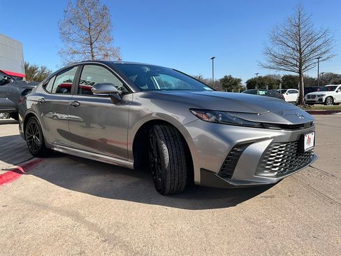 Used 2025 Toyota Camry SE image 5