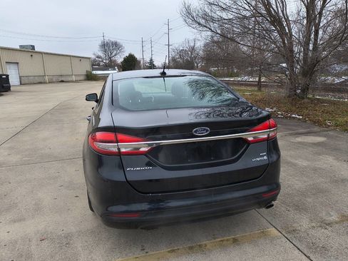 Used 2018 Ford Fusion SE image 2