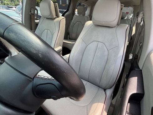 Used 2017 Chrysler Pacifica Limited FWD image 11