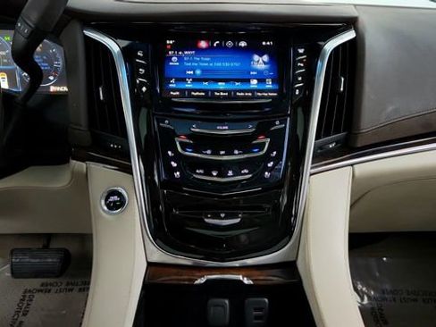 Used 2015 Cadillac Escalade Luxury image 16