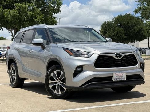 Used 2023 Toyota Highlander XLE FWD image 2