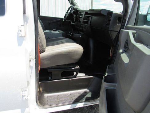 Used 2018 Chevrolet Express 2500 w/ Driver Convenience Package RWD image 13