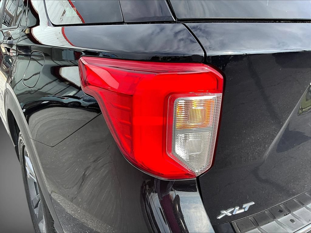 Used 2021 Ford Explorer XLT w/ Equipment Group 202A AWD/4WD image 27