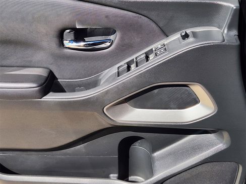 Used 2023 Nissan Frontier SV w/ Technology Package image 32