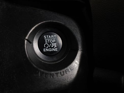 Used 2018 Jeep Renegade Latitude w/ UConnect 8.4 Nav Group FWD image 29
