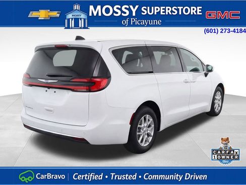 Used 2023 Chrysler Pacifica Touring-L image 4
