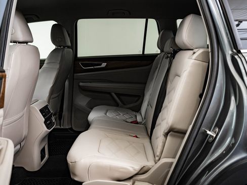 Used 2024 Volkswagen Atlas SE image 39