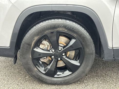 Used 2019 Jeep Cherokee Latitude Plus AWD/4WD image 21