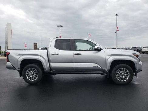 Used 2025 Toyota Tacoma Limited AWD/4WD image 4