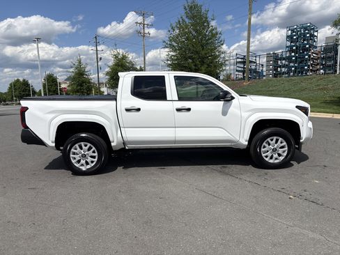 Used 2024 Toyota Tacoma SR RWD image 10