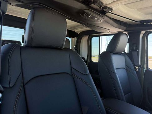 New 2025 Jeep Gladiator Sport image 22