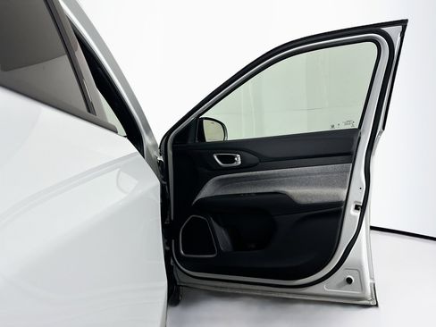 Used 2025 Jeep Compass Latitude image 31