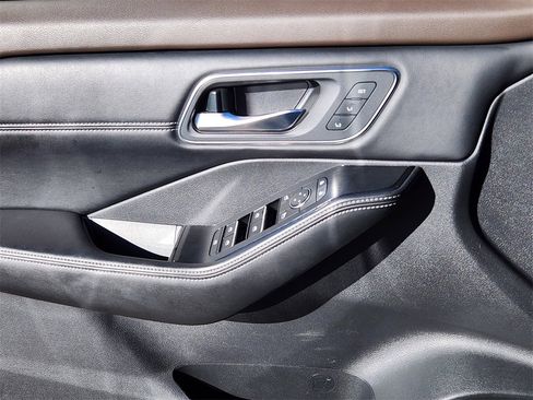 Used 2021 Nissan Rogue SL w/ Premium Package image 6