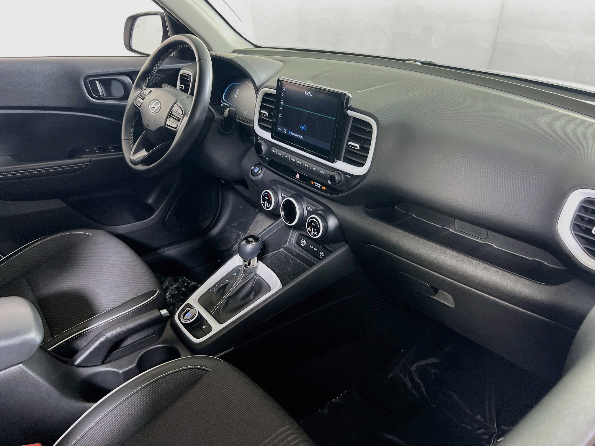 Used 2023 Hyundai Venue Limited FWD image 27