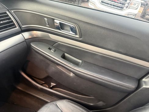 Used 2018 Ford Explorer XLT w/ Equipment Group 202A AWD/4WD image 16