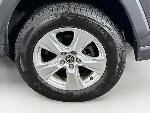 Used 2021 Toyota RAV4 XLE w/ Convenience Package image 9