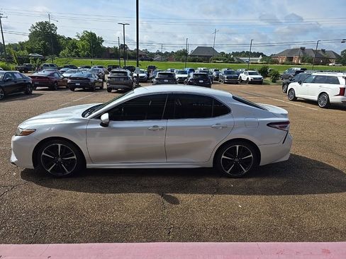 Used 2018 Toyota Camry XSE FWD image 8