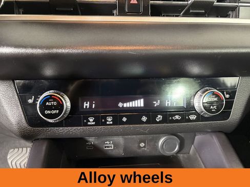 Used 2024 Mitsubishi Outlander SE Black Edition image 16