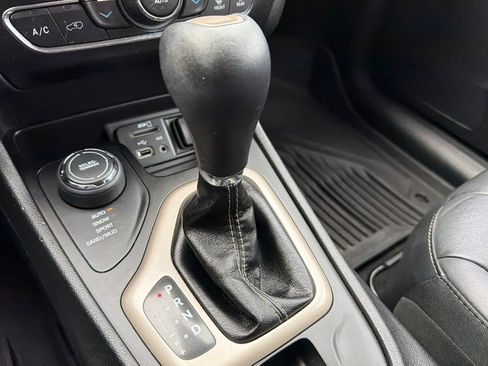 Used 2018 Jeep Cherokee Limited image 18