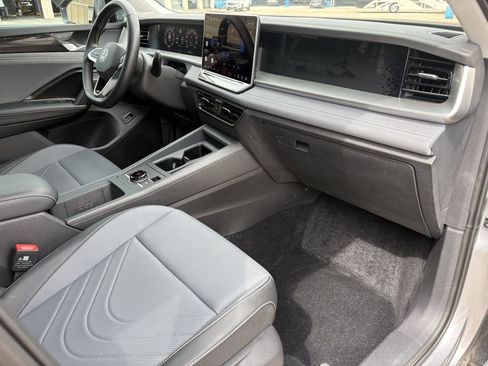 Used 2025 Volkswagen Tiguan SE FWD image 28