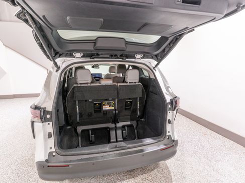 Used 2026 Toyota Sienna XLE FWD image 33