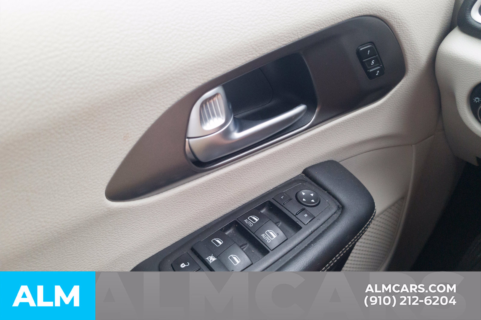 Used 2023 Chrysler Pacifica Touring-L FWD image 18