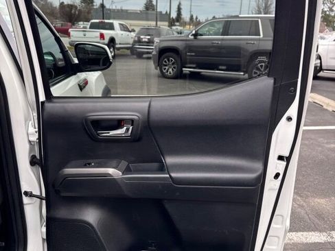 Used 2016 Toyota Tacoma TRD Off-Road w/ Towing Package image 13