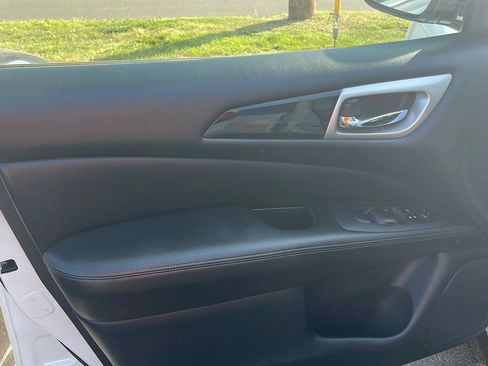 Used 2019 Nissan Pathfinder S image 9