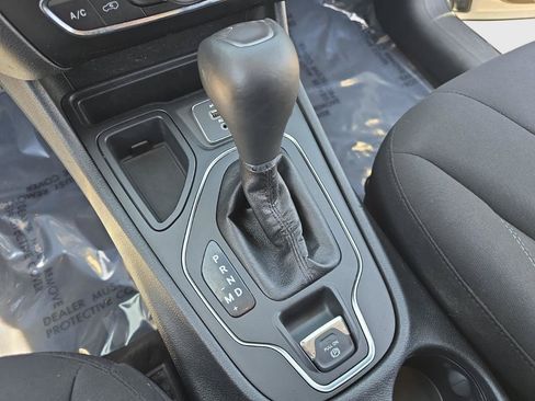 Used 2019 Jeep Cherokee Latitude w/ Cold Weather Group FWD image 21