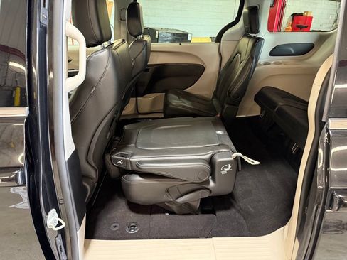 Certified 2023 Chrysler Pacifica Touring-L AWD/4WD image 23