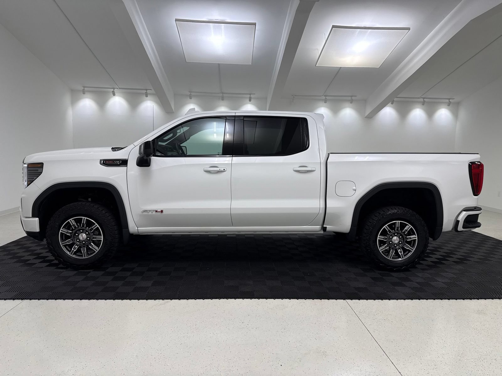 Used 2025 GMC Sierra 1500 AT4 AWD/4WD image 4