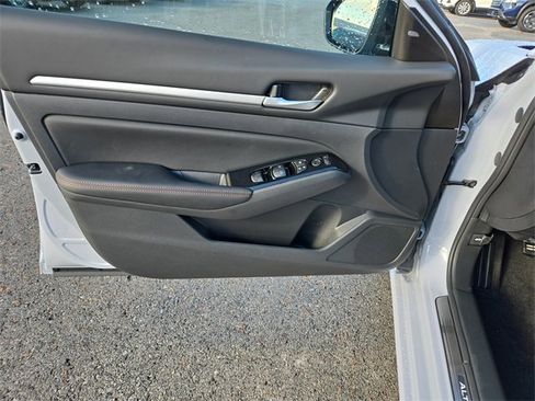 New 2025 Nissan Altima 2.5 SR image 11
