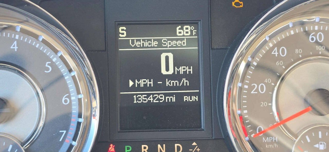 Used 2016 Chrysler Town & Country Touring FWD image 9
