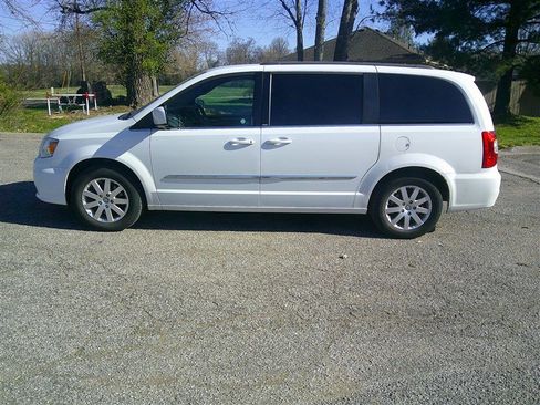 Used 2014 Chrysler Town & Country Touring image 2