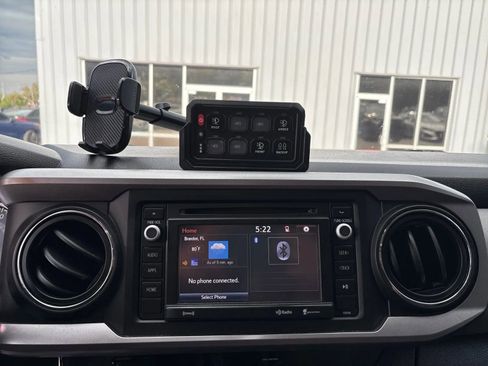 Used 2018 Toyota Tacoma SR5 RWD image 19