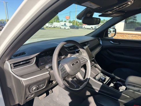 Used 2023 Jeep Grand Cherokee Altitude AWD/4WD image 4
