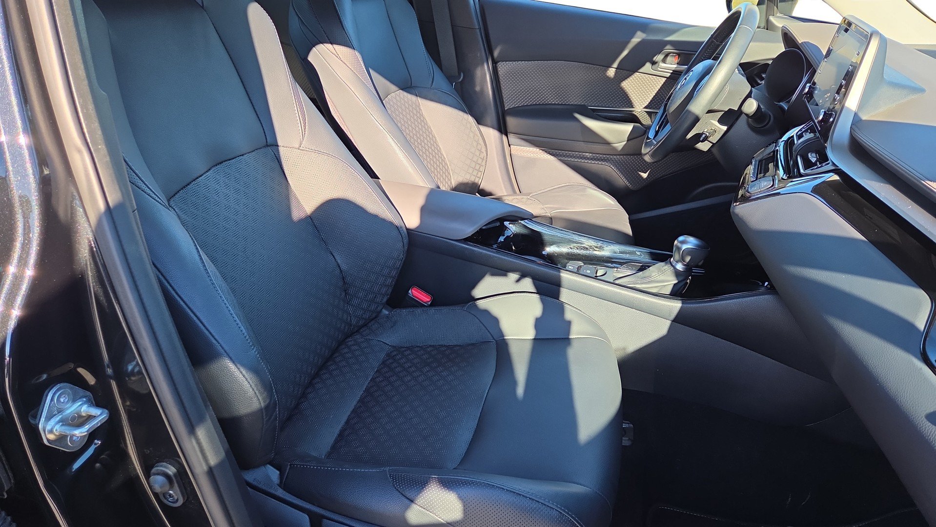 Used 2022 Toyota C-HR Limited FWD image 26