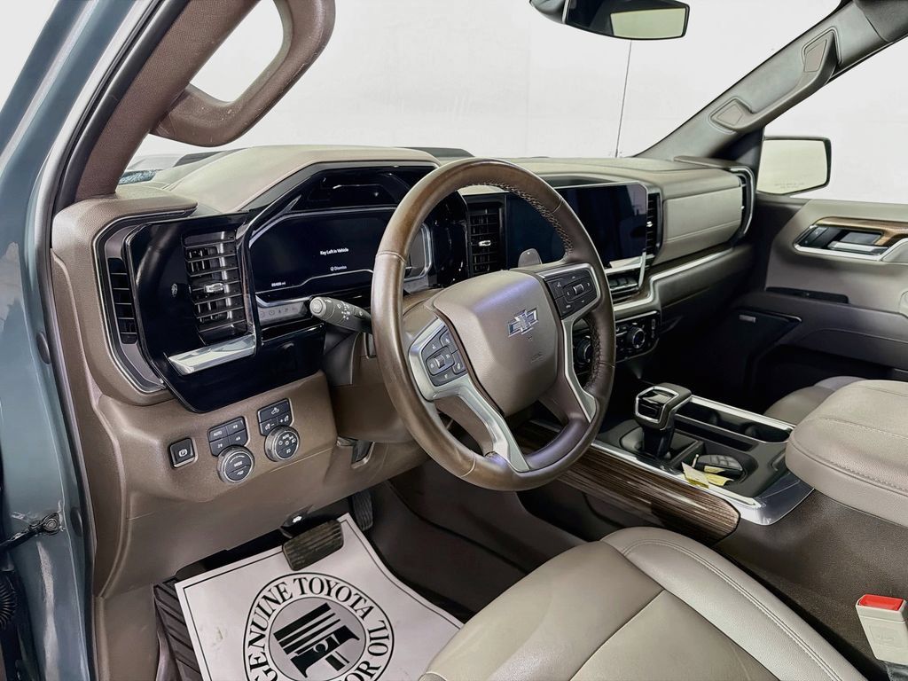 Used 2025 Chevrolet Silverado 1500 LT Trail Boss w/ Convenience Package II AWD/4WD image 10