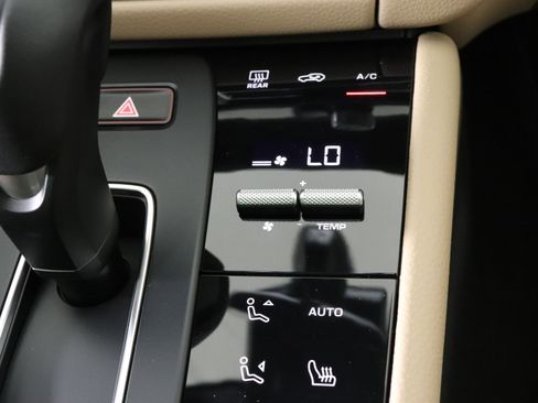 Used 2025 Porsche Macan image 33