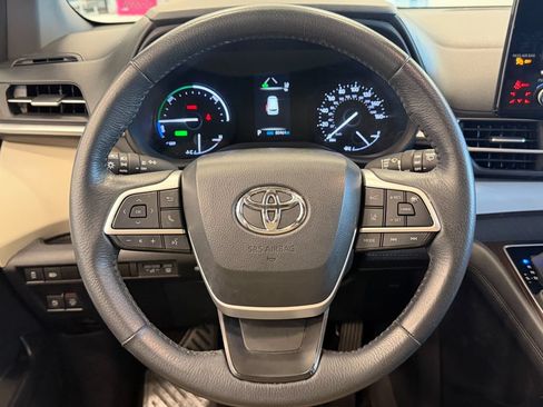 Used 2024 Toyota Sienna XLE FWD image 20