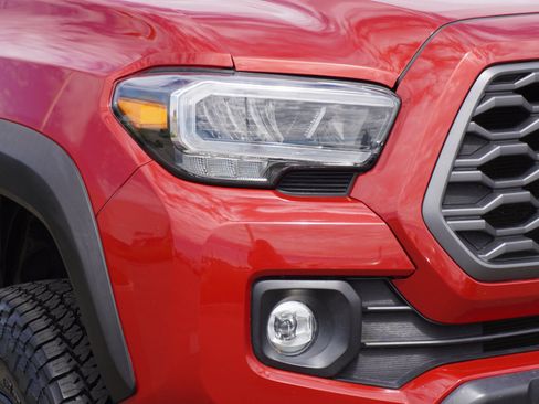 Used 2021 Toyota Tacoma TRD Off-Road w/ TRD Premium Off Road Package AWD/4WD image 3