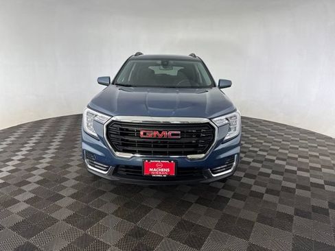 Used 2024 GMC Terrain SLE w/ Driver Convenience Package FWD image 2