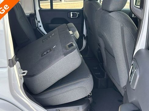 Used 2025 Jeep Wrangler Unlimited Sahara image 31