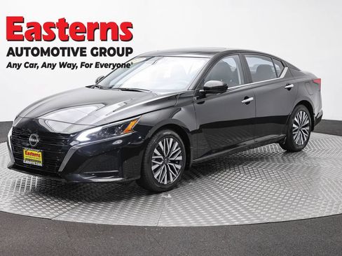 Used 2024 Nissan Altima 2.5 SV w/ SV Premium Package FWD image 1