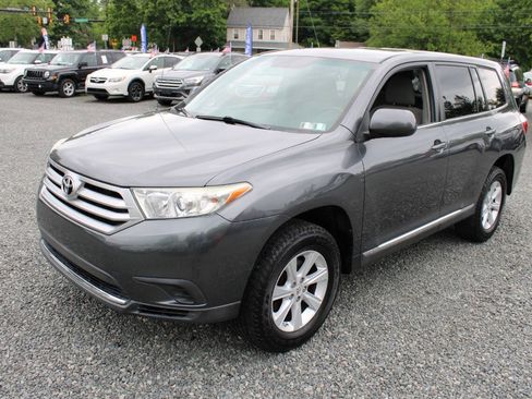 Used 2011 Toyota Highlander 4WD w/ Tow Pkg image 2