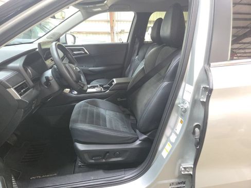 Used 2025 Mitsubishi Outlander SE AWD/4WD image 3